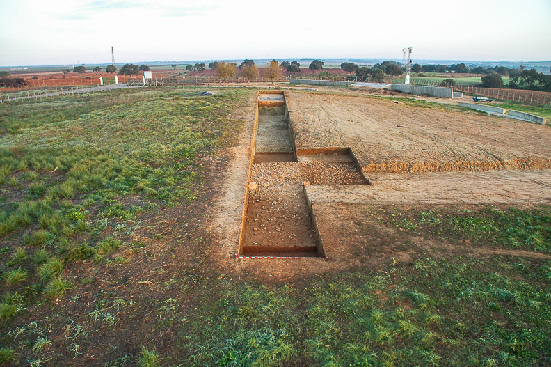 34 ExcavaciÃ³n Soto (Huelva) 2006 DataciÃ³n e IdentificaciÃ³n anillos y cubiera del tÃºmulo